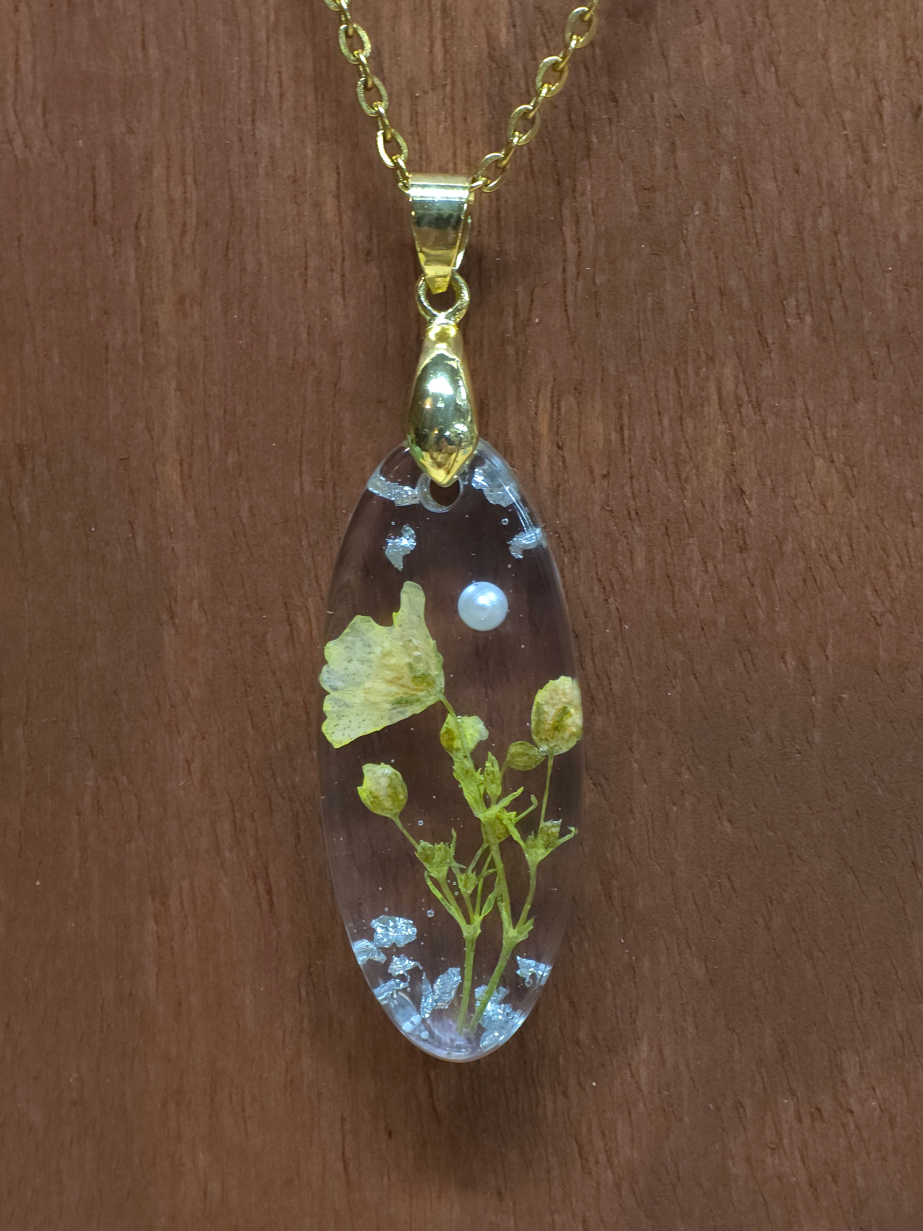 🌿 Pressed Flower Resin Pendant Necklace
